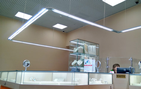 двухрядный подвесной светодиодный светильник Треклайн-2 в системе освещения магазина